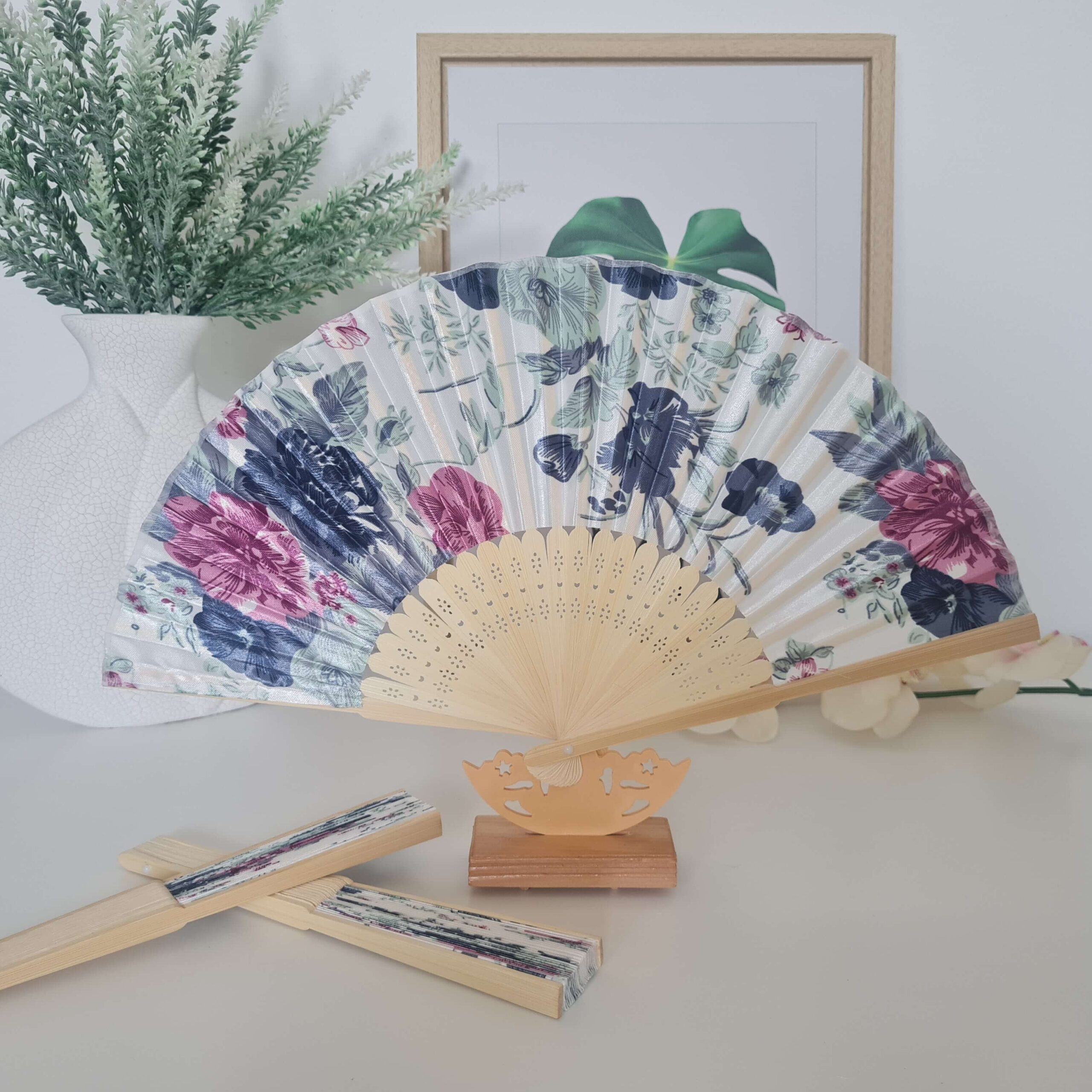 E-shop Biely bambusový vejár s kvetmi