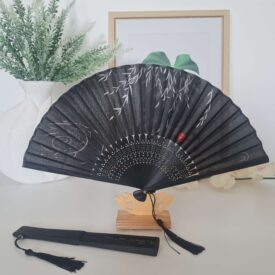 Čierny vejár s čiernou konštrukciou