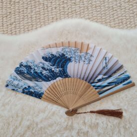 Drevený vejár s potlačou známej maľby od Katsushika Hokusai